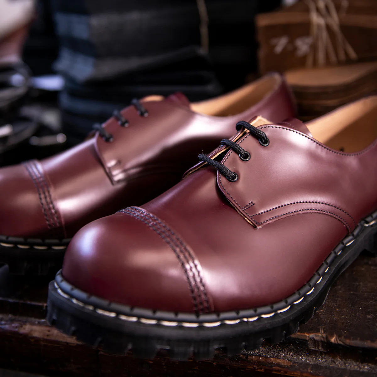 6266-oxblood-hi-shine-steel-toe-capped-gibson-shoe-7.webp Oxblood Hi-Shine Steel Toe Capped Gibson Shoe